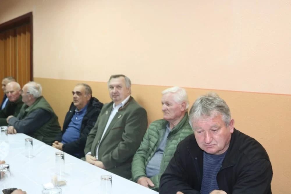 VETOVAČKI LOVCI: Franjo Lukačević, Vlado Svoboda i Jakob Bodolović primili plakete za 50 godina lovačkog staža