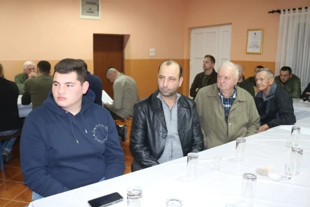 VETOVAČKI LOVCI: Franjo Lukačević, Vlado Svoboda i Jakob Bodolović primili plakete za 50 godina lovačkog staža