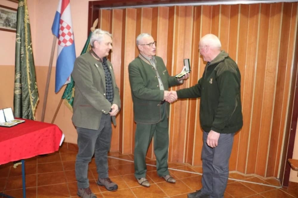VETOVAČKI LOVCI: Franjo Lukačević, Vlado Svoboda i Jakob Bodolović primili plakete za 50 godina lovačkog staža