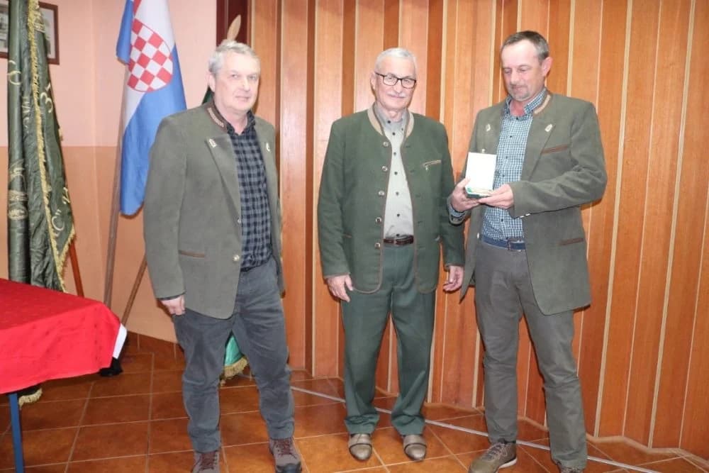 VETOVAČKI LOVCI: Franjo Lukačević, Vlado Svoboda i Jakob Bodolović primili plakete za 50 godina lovačkog staža