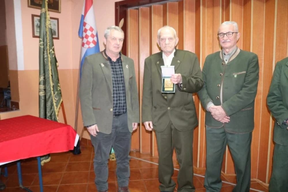 VETOVAČKI LOVCI: Franjo Lukačević, Vlado Svoboda i Jakob Bodolović primili plakete za 50 godina lovačkog staža