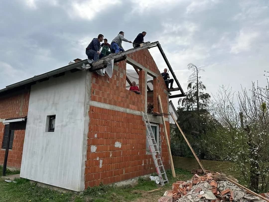 Ivan (25) nakon smrti roditelja preuzeo brigu o maloljetnim sestrama, a sad treba vašu pomoć