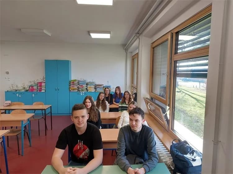 Srednjoškolcima u Pleternici i Požegi, uz održana preventivna predavanja, predstavljena kampanja „Postani policajac/policajka“