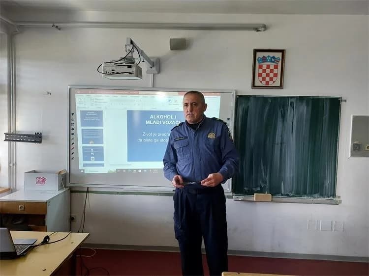 Srednjoškolcima u Pleternici i Požegi, uz održana preventivna predavanja, predstavljena kampanja „Postani policajac/policajka“