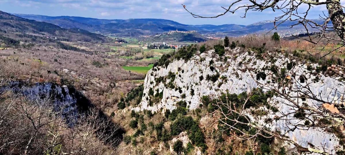 FOTO: HPD Gojzerica Požega u pohodu na Stazu sedam slapova u Istri