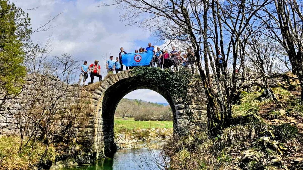 FOTO: HPD Gojzerica Požega u pohodu na Stazu sedam slapova u Istri