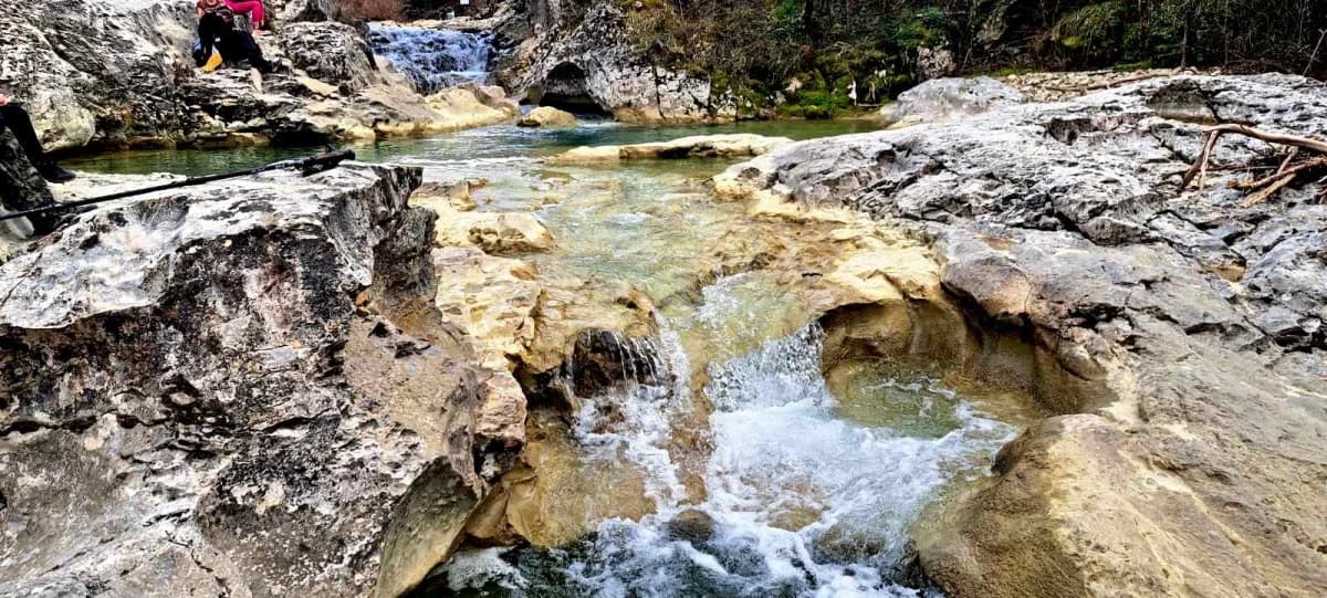 FOTO: HPD Gojzerica Požega u pohodu na Stazu sedam slapova u Istri
