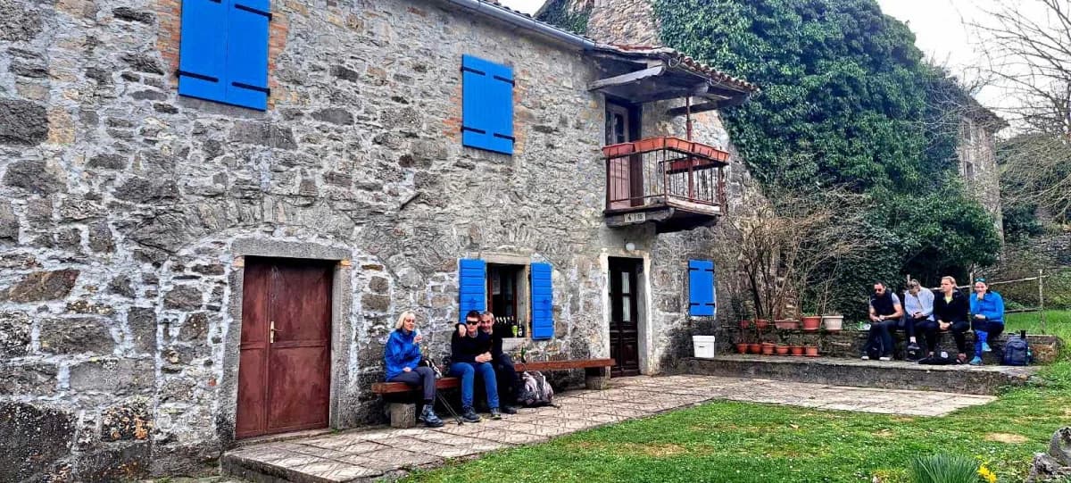 FOTO: HPD Gojzerica Požega u pohodu na Stazu sedam slapova u Istri