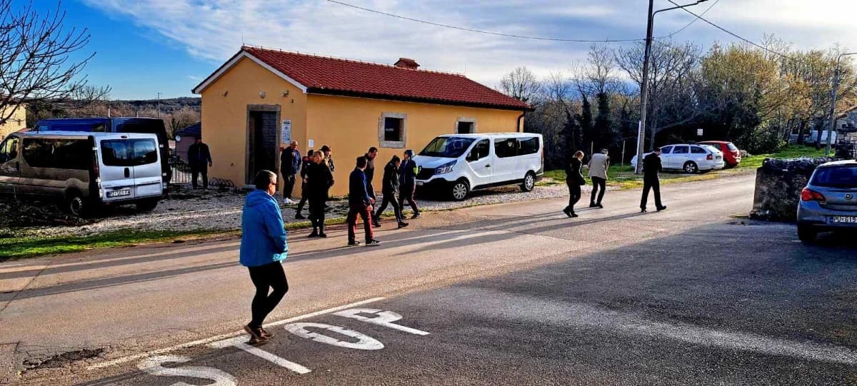 FOTO: HPD Gojzerica Požega u pohodu na Stazu sedam slapova u Istri