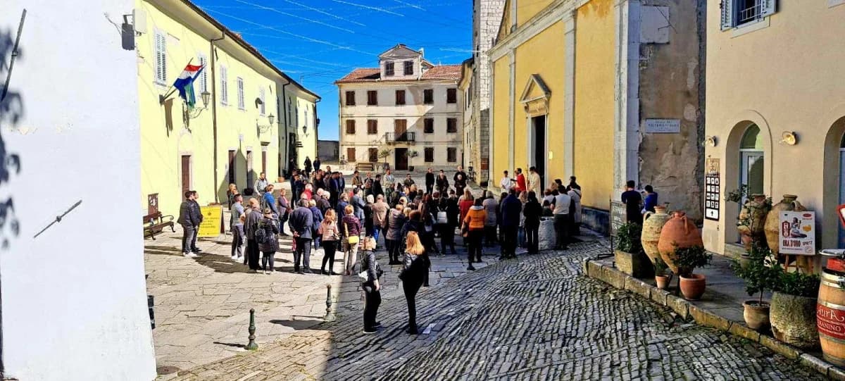 FOTO: HPD Gojzerica Požega u pohodu na Stazu sedam slapova u Istri