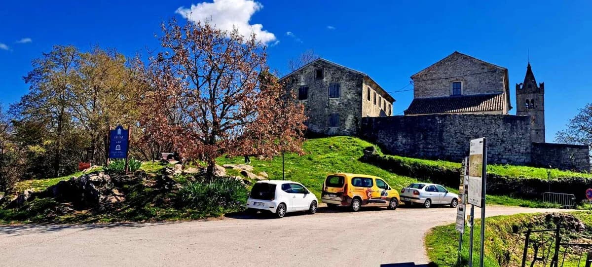 FOTO: HPD Gojzerica Požega u pohodu na Stazu sedam slapova u Istri