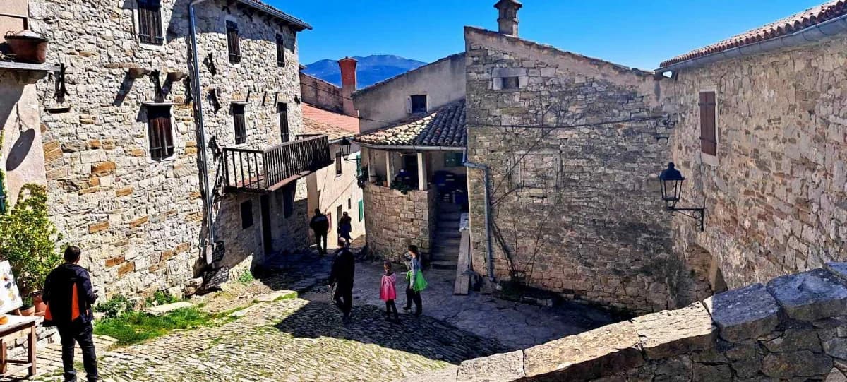 FOTO: HPD Gojzerica Požega u pohodu na Stazu sedam slapova u Istri