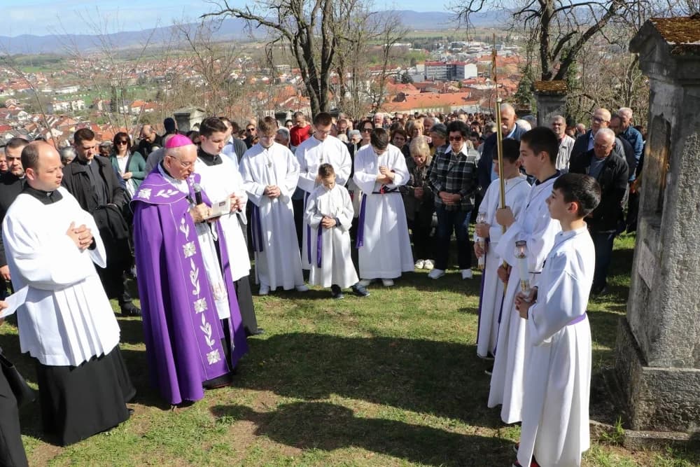 Križni put na Veliki petak na požeškoj Kalvariji