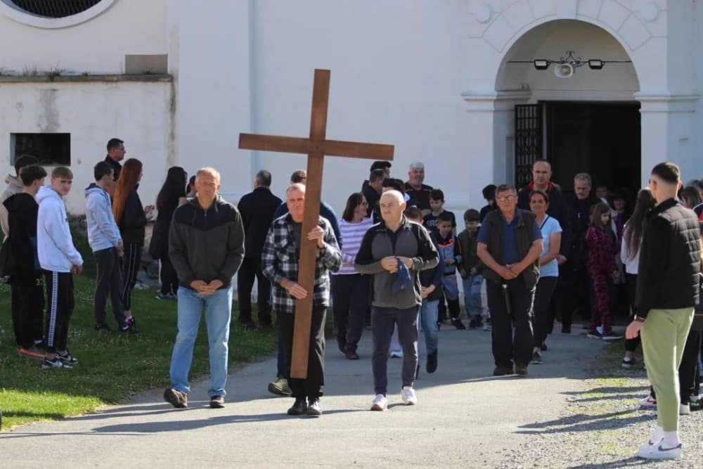 FOTO: Križni put u Kutjevu obilježio Veliki petak u duhu zajedništva 
