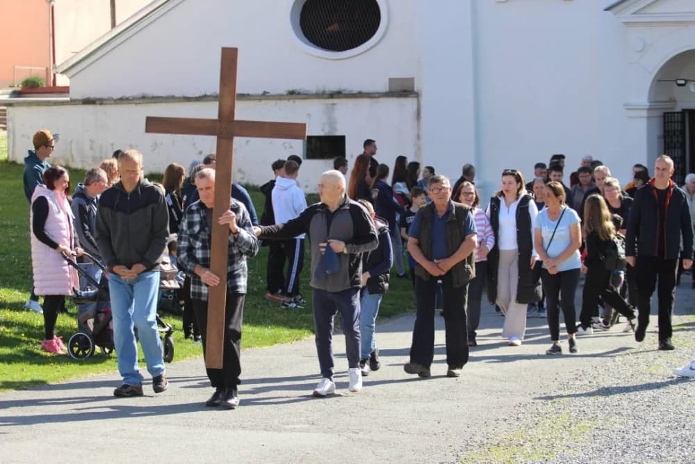 FOTO: Križni put u Kutjevu obilježio Veliki petak u duhu zajedništva 