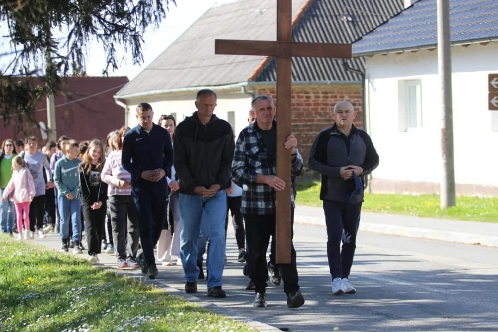 FOTO: Križni put u Kutjevu obilježio Veliki petak u duhu zajedništva 