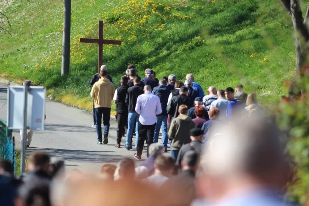FOTO: Križni put u Kutjevu obilježio Veliki petak u duhu zajedništva 