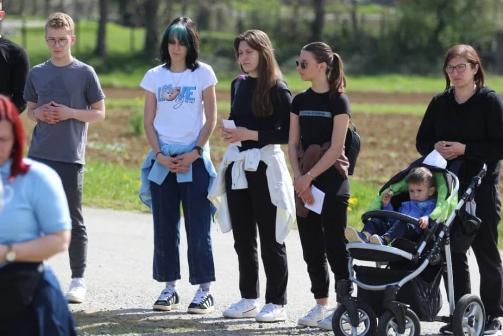 FOTO: Križni put u Kutjevu obilježio Veliki petak u duhu zajedništva 