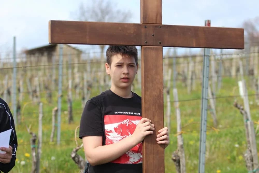 FOTO: Križni put u Kutjevu obilježio Veliki petak u duhu zajedništva 