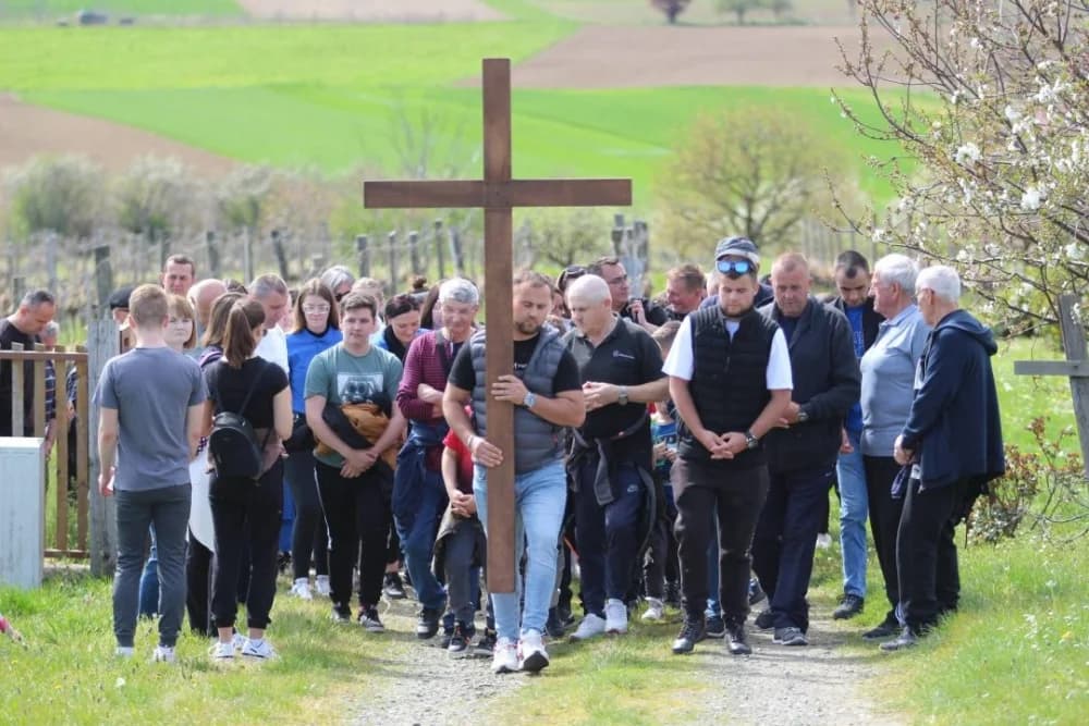 FOTO: Križni put u Kutjevu obilježio Veliki petak u duhu zajedništva 