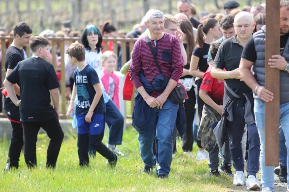 FOTO: Križni put u Kutjevu obilježio Veliki petak u duhu zajedništva 