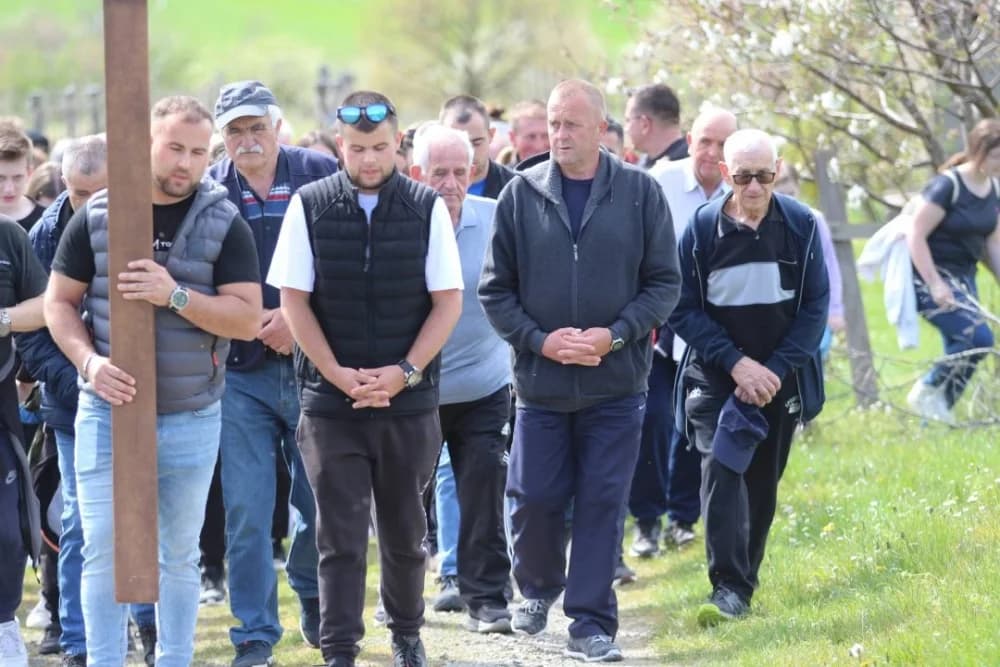 FOTO: Križni put u Kutjevu obilježio Veliki petak u duhu zajedništva 