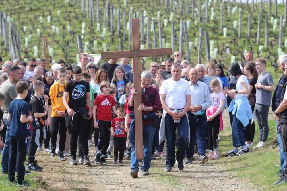 FOTO: Križni put u Kutjevu obilježio Veliki petak u duhu zajedništva 