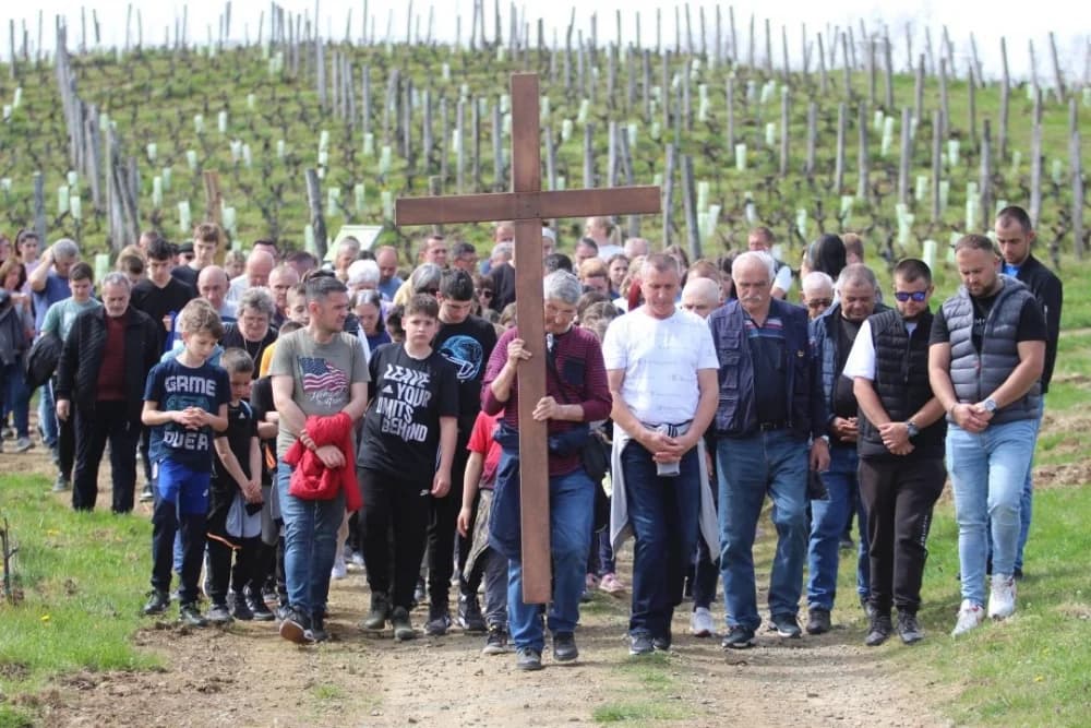 FOTO: Križni put u Kutjevu obilježio Veliki petak u duhu zajedništva 