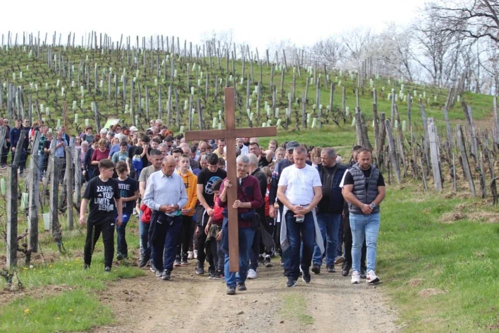 FOTO: Križni put u Kutjevu obilježio Veliki petak u duhu zajedništva 