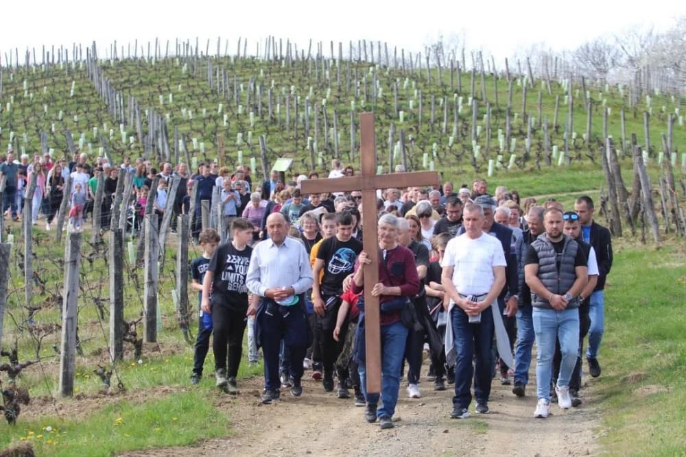 FOTO: Križni put u Kutjevu obilježio Veliki petak u duhu zajedništva 