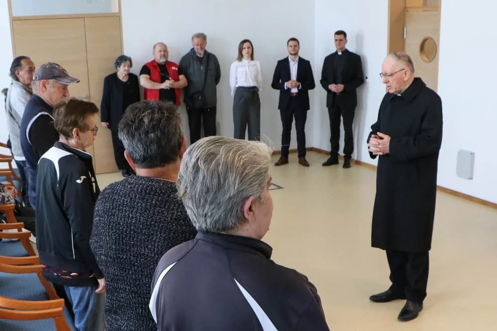 Biskup Škvorčević na Veliku subotu pohodio Caritas i obitelji s brojnom djecom