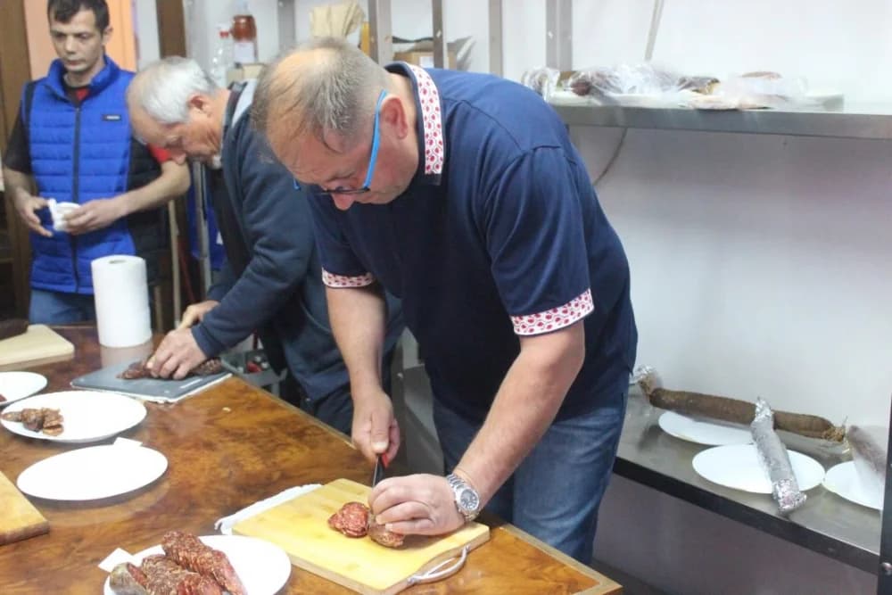 FOTO: Tradicionalno ocjenjivanje vina i kobasica u Lukaču