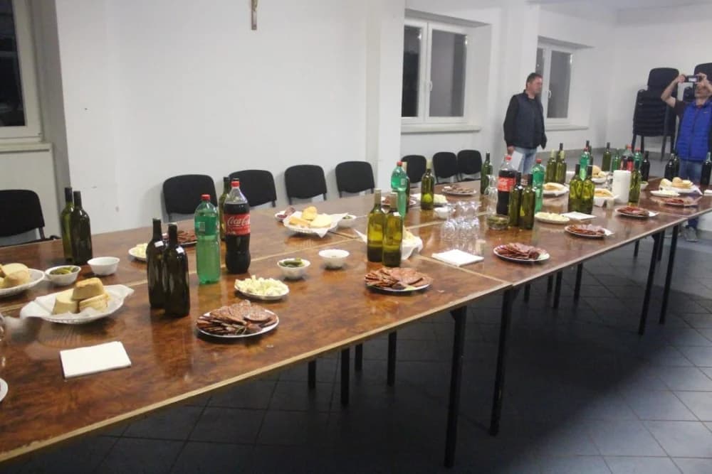 FOTO: Tradicionalno ocjenjivanje vina i kobasica u Lukaču