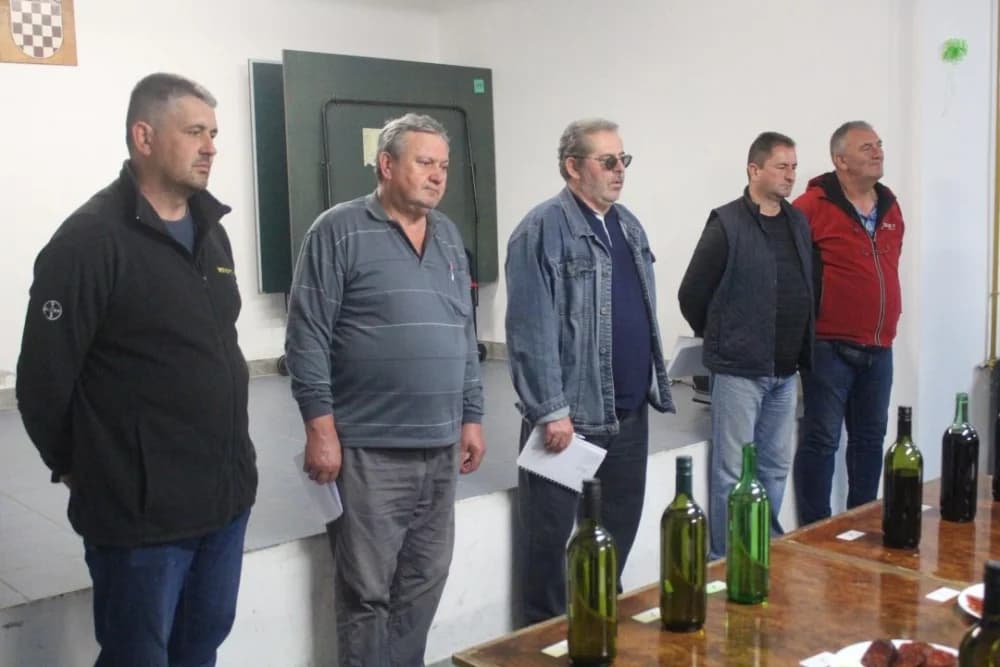 FOTO: Tradicionalno ocjenjivanje vina i kobasica u Lukaču
