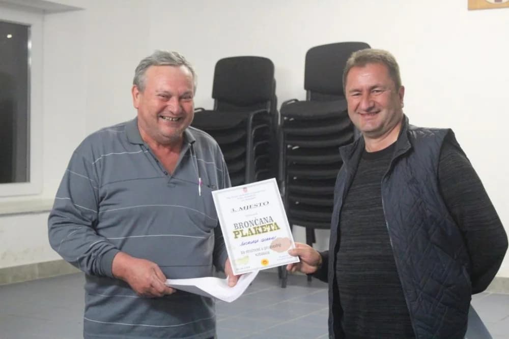 FOTO: Tradicionalno ocjenjivanje vina i kobasica u Lukaču