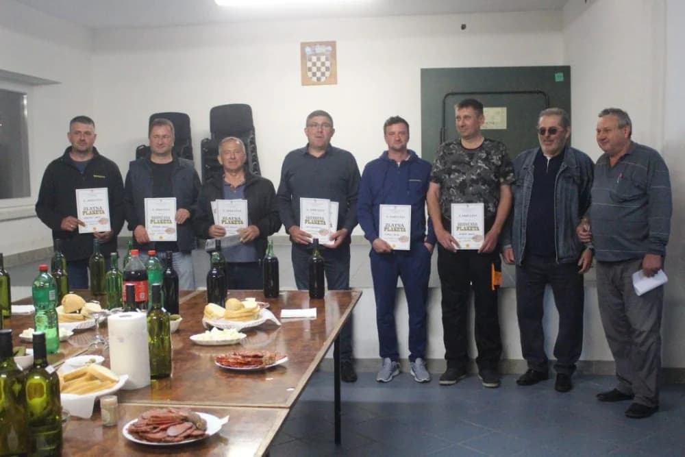 FOTO: Tradicionalno ocjenjivanje vina i kobasica u Lukaču