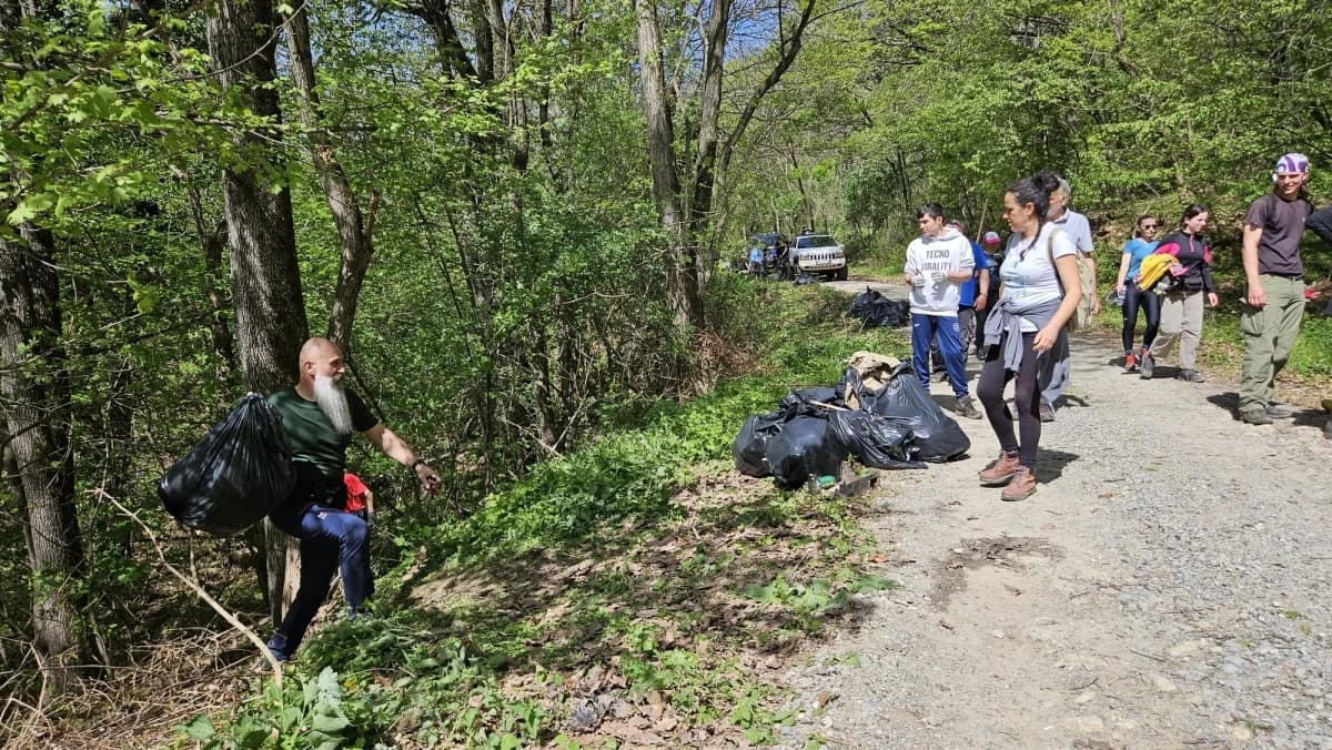 FOTO: Zajednička akcija požeških planinarskih društava – Eko akcija za zeleni Papuk