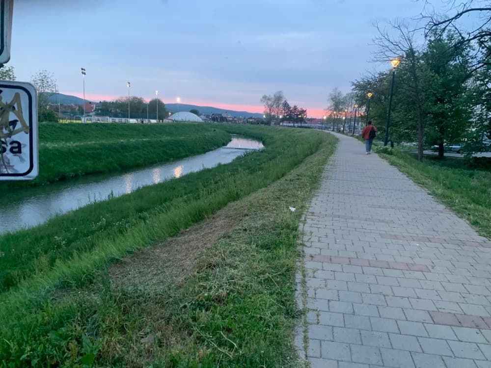 Brza reakcija: Trava uz šetnicu pokošena