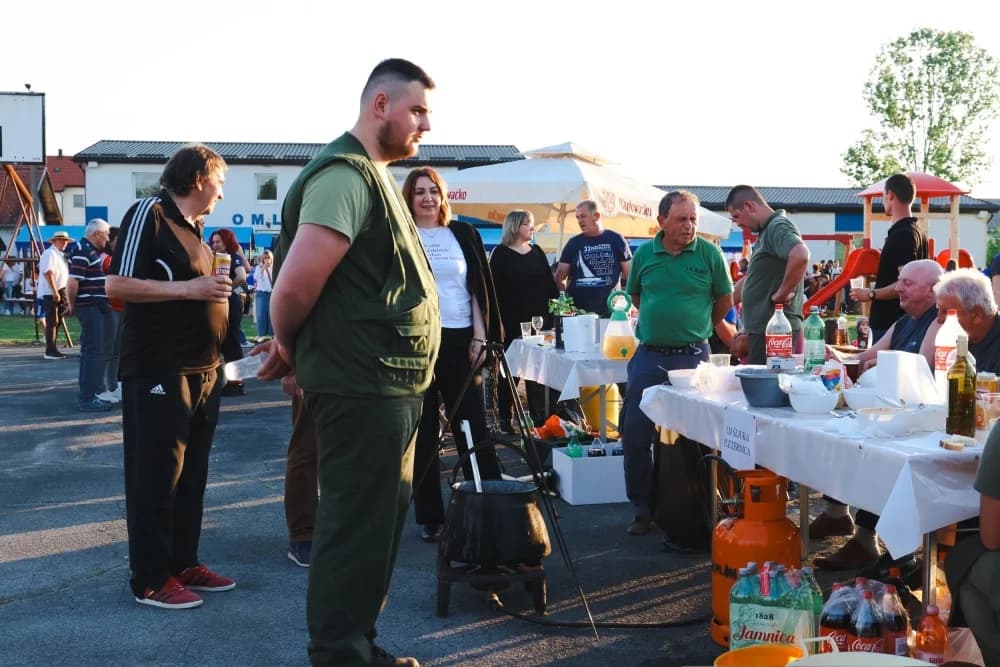 FOTO: Sajam udruga i prvo Županijsko natjecanje u kuhanju lovačkog gulaša u Čaglinu