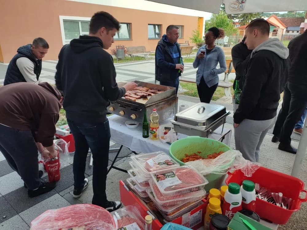 FOTO: Pub quiz i studentska roštiljada