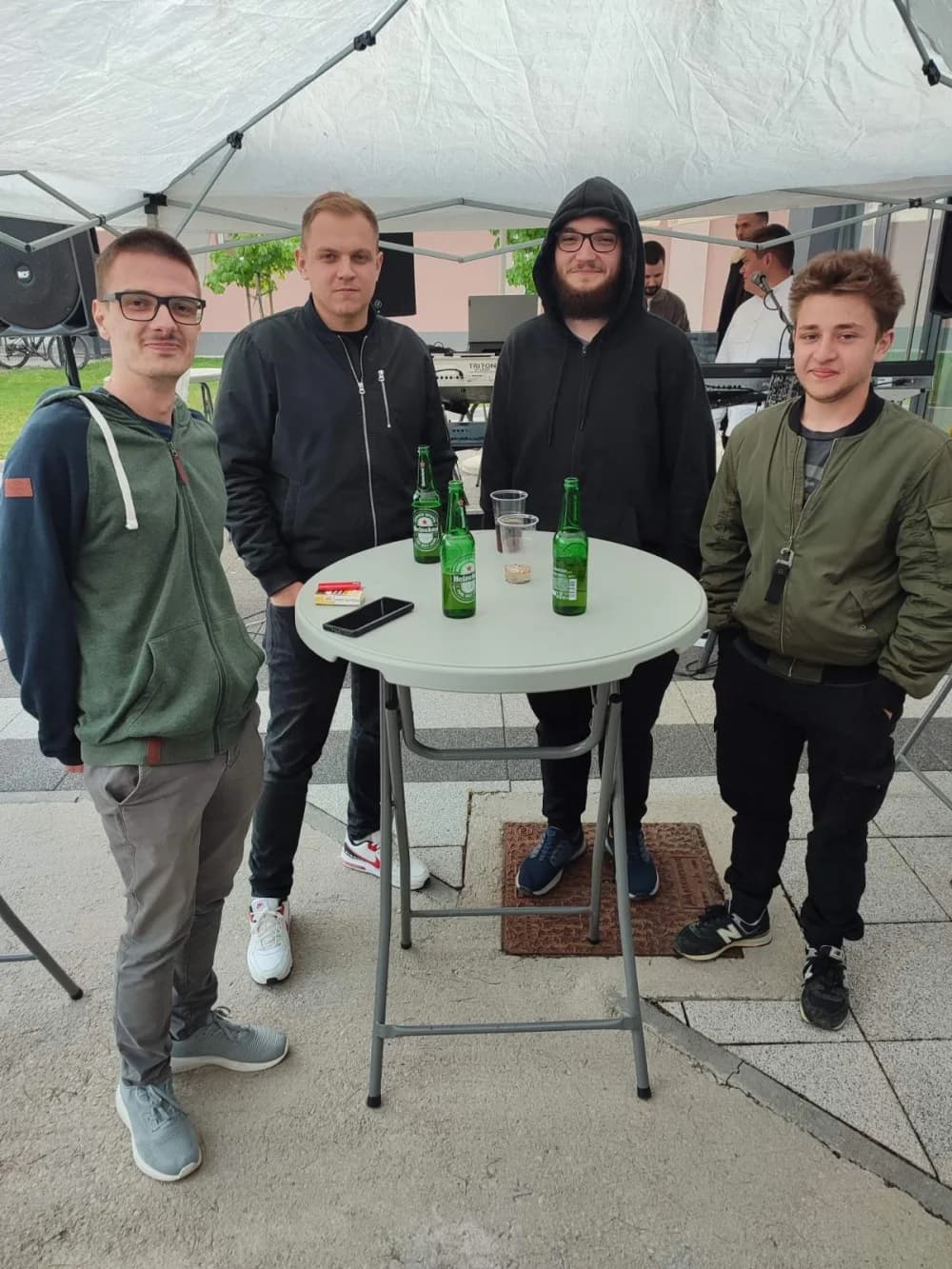 FOTO: Pub quiz i studentska roštiljada