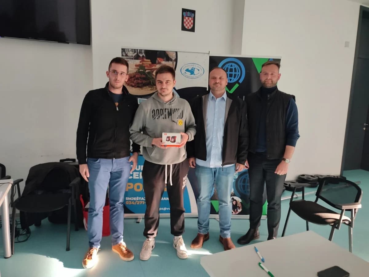FOTO: Pub quiz i studentska roštiljada