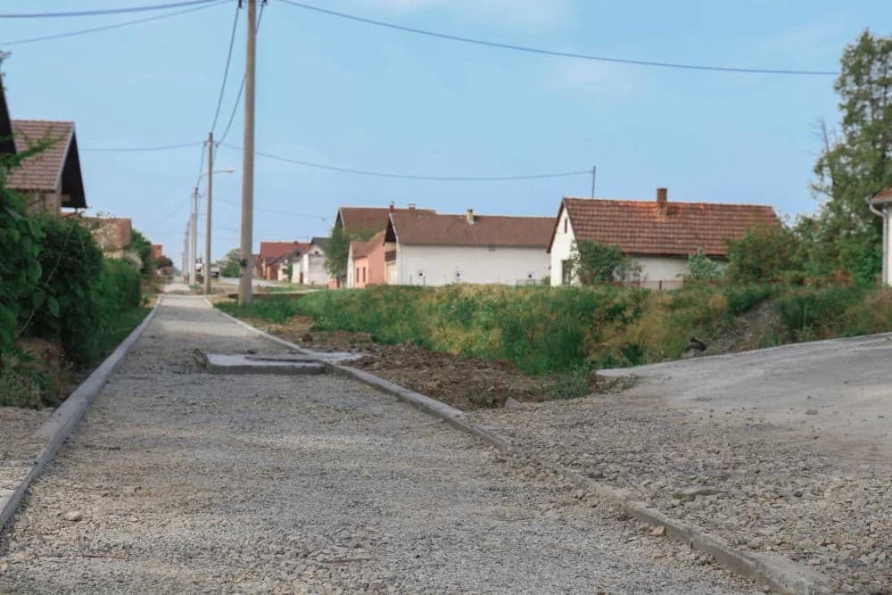 Uskoro završetak pješačke staze u Brodskom Drenovcu: „Ulaganja u prometnu infrastrukturu su prioritet“