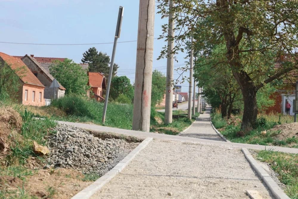 Uskoro završetak pješačke staze u Brodskom Drenovcu: „Ulaganja u prometnu infrastrukturu su prioritet“
