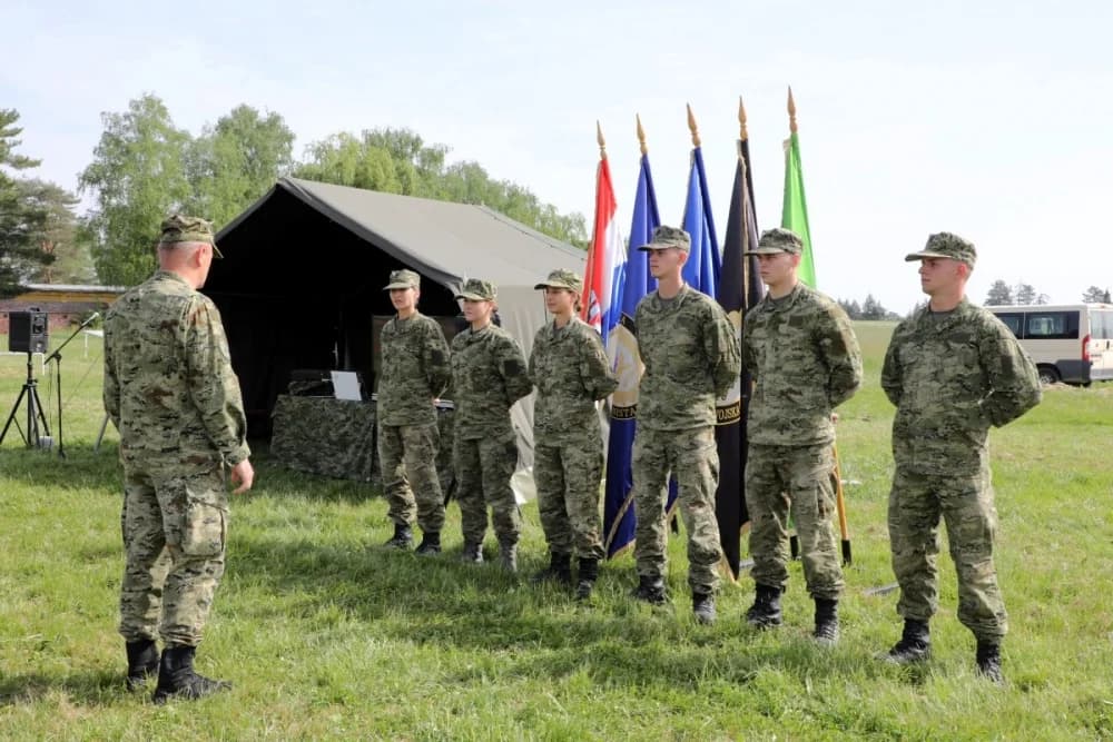 FOTO: Ročnici u Požegi završili dragovoljno vojno osposobljavanje, najbolji ročnici su Mia i Dario