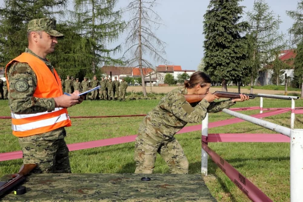 FOTO: Ročnici u Požegi završili dragovoljno vojno osposobljavanje, najbolji ročnici su Mia i Dario