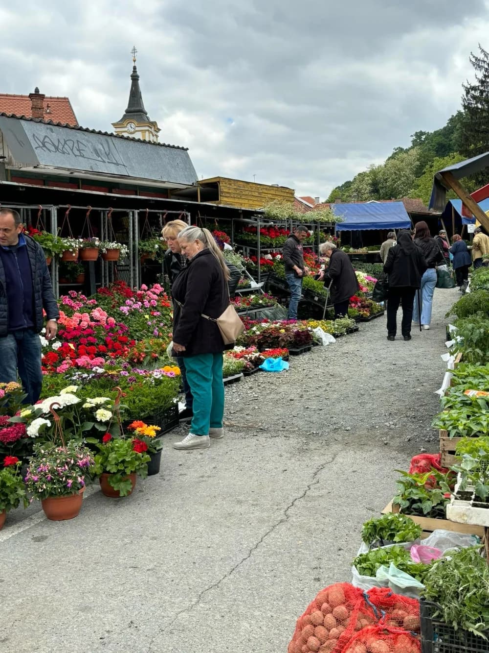 Prodavači s požeške tržnice obaviještavaju kako je tržnica otvorena i da rade