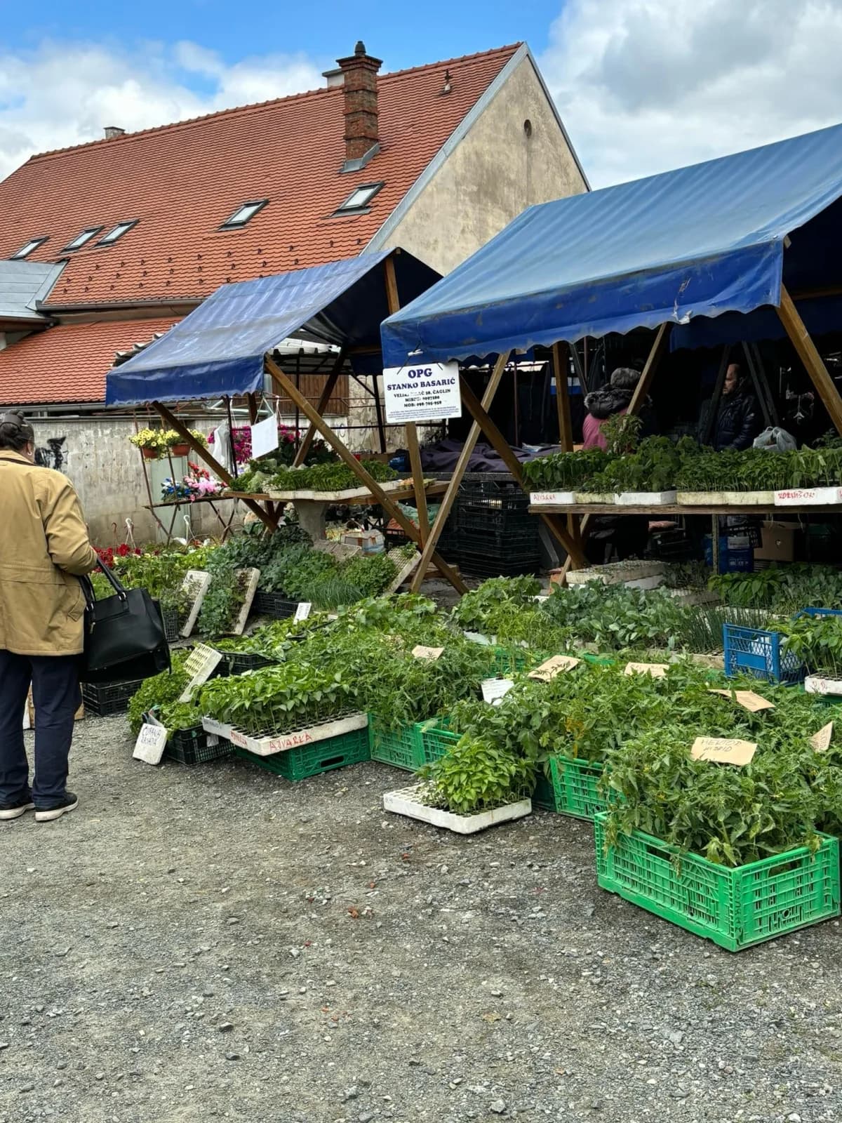 Prodavači s požeške tržnice obaviještavaju kako je tržnica otvorena i da rade