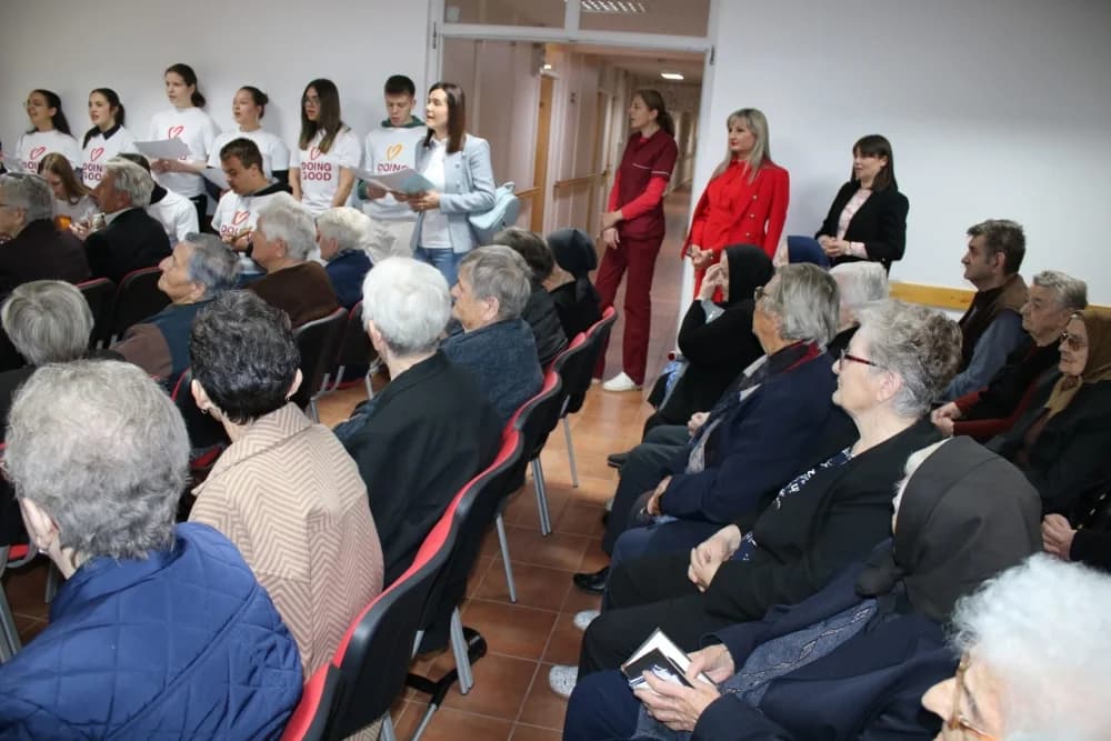 Učenici Katoličke gimnazije posjetili Dom za starije i nemoćne osobe u Velikoj i obilježili Svjetski dan dobrih djela