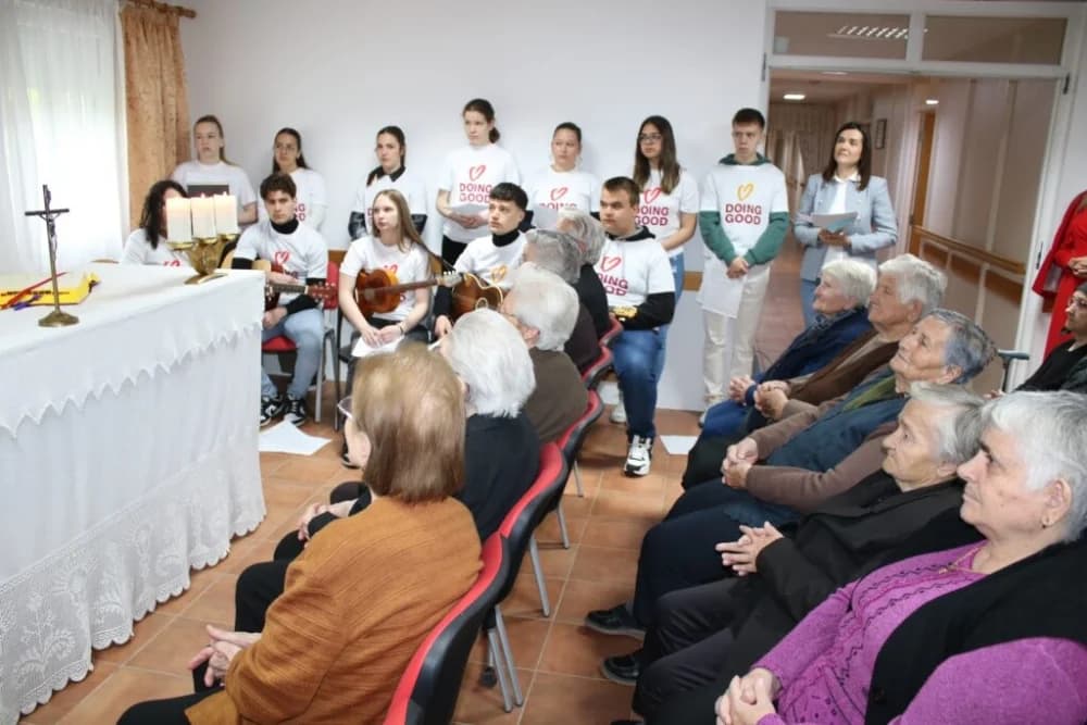 Učenici Katoličke gimnazije posjetili Dom za starije i nemoćne osobe u Velikoj i obilježili Svjetski dan dobrih djela